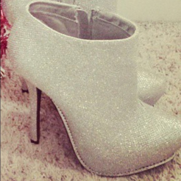 Beautiful silver stilettos!!!! - Picture 1 of 6